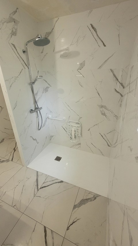 IODE Romorantin-Une salle de bains PMR côté douche